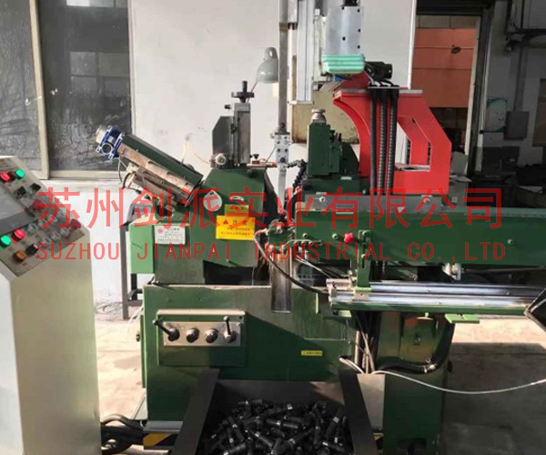 Automatic centerless grinding machine